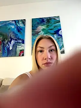 LuisaBecker online show from 11/15/25, 09:28