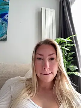 LuisaBecker online show from 12/22/25, 08:22