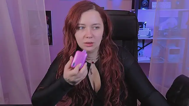 Snapshot of carolina_elf chatting on 10/19/25, 12:28 carolina elf online show from 10/19/25, 12:28