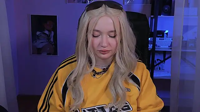 Snapshot of carolina_elf chatting on 10/25/25, 05:15 carolina elf online show from 10/25/25, 05:15