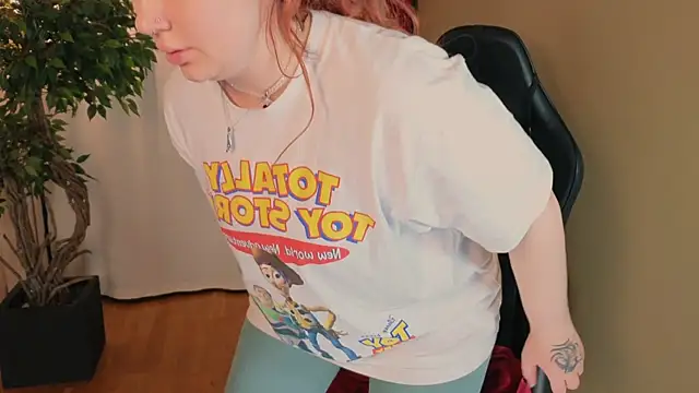 Snapshot of carolina_elf chatting on 11/16/25, 01:17 carolina elf online show from 11/16/25, 01:17