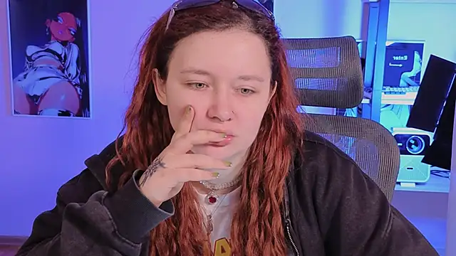 Snapshot of carolina_elf chatting on 11/18/25, 01:04 carolina elf online show from 11/18/25, 01:04