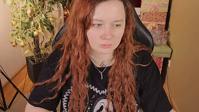 Snapshot of carolina_elf chatting on 12/23/25, 04:43 carolina elf online show from 12/23/25, 04:43