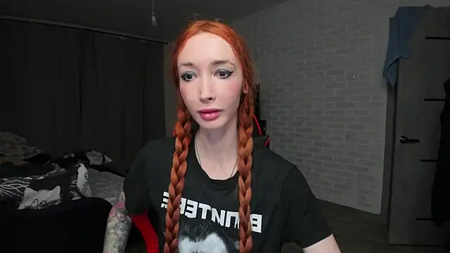 Snapshot of Roxy_Silver chatting on 11/18/25, 08:02 Roxy Silver online show from 11/18/25, 08:02