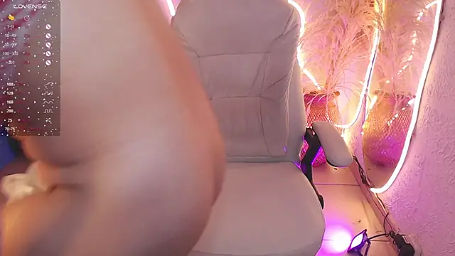 ViolettaHotLatin  online show from 12/19/25, 12:45