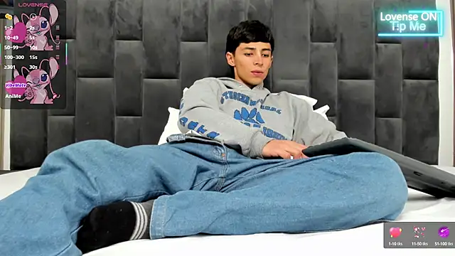 Snapshot of Adam_Clay21 chatting on 03/05/25, 01:06 Adam Clay21 online show from 03/05/25, 01:06