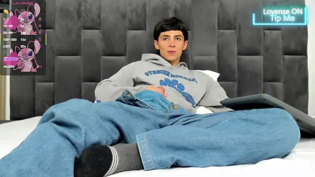 Snapshot of Adam_Clay21 chatting on 03/05/25, 04:13 Adam Clay21 online show from 03/05/25, 04:13