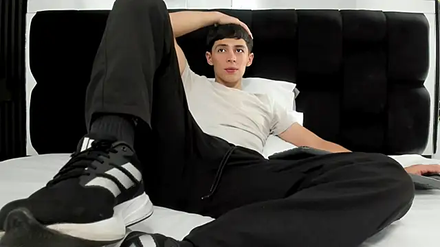 Snapshot of Adam_Clay21 chatting on 03/22/25, 08:04 Adam Clay21 online show from 03/22/25, 08:04