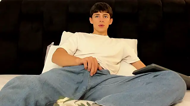 Snapshot of Adam_Clay21 chatting on 09/13/25, 01:22 Adam Clay21 online show from 09/13/25, 01:22