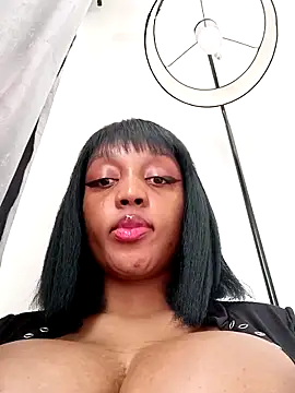 Snapshot of Busty_Bambi chatting on 04/20/26, 11:24 Busty Bambi online show from 04/20/26, 11:24