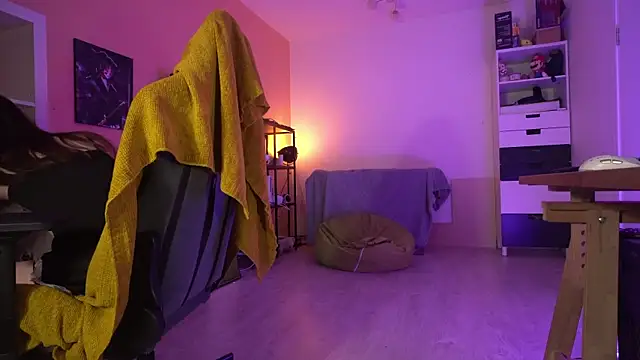 Snapshot of MagicFemboy chatting on 12/15/25, 03:11 MagicFemboy online show from 12/15/25, 03:11