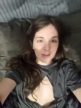 Snapshot of oxitocindi chatting on 10/18/25, 12:13 oxitocindi online show from 10/18/25, 12:13