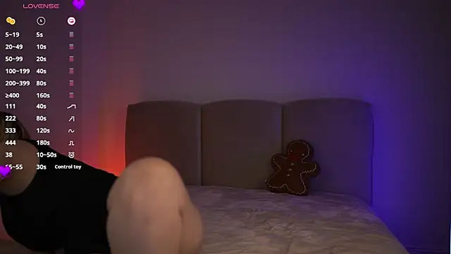 Snapshot of emilymoore__ chatting on 12/20/25, 11:17 emilymoore online show from 12/20/25, 11:17