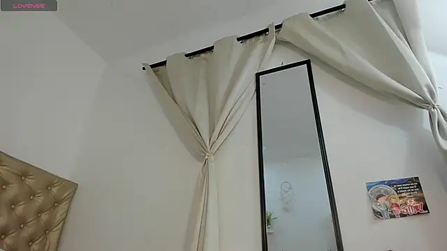 Snapshot of Alessiiaa_ chatting on 11/22/25, 01:43 Alessiiaa online show from 11/22/25, 01:43