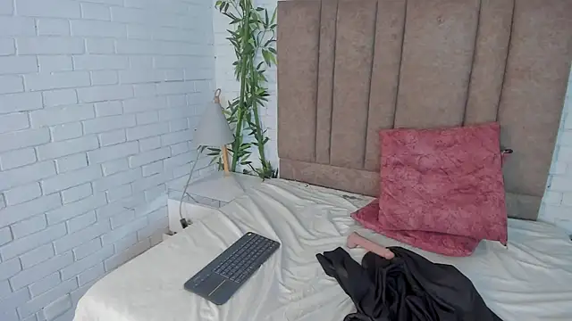 Snapshot of saracorraless chatting on 01/15/25, 12:41 saracorraless online show from 01/15/25, 12:41