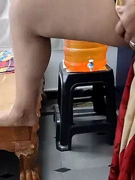 Januhot18 online show from 12/18/24, 07:04