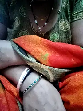 Snapshot of Januhot18 chatting on 01/08/25, 10:15 Januhot18 online show from 01/08/25, 10:15