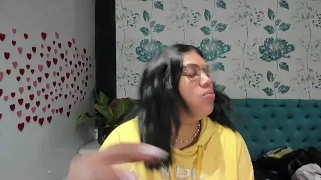 Snapshot of LindaBreeS chatting on 02/04/25, 01:27 LindaBreeS online show from 02/04/25, 01:27