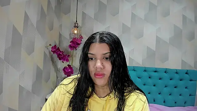 Snapshot of LindaBreeS chatting on 10/13/25, 01:00 LindaBreeS online show from 10/13/25, 01:00