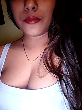 Snapshot of sexyindi_couple chatting on 12/29/24, 02:10 sexyindi couple online show from 12/29/24, 02:10