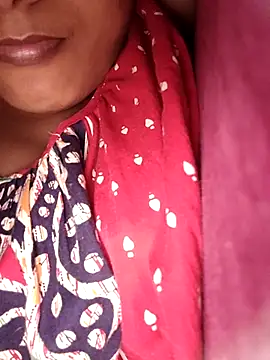 Snapshot of sexyindi_couple chatting on 01/06/25, 11:29 sexyindi couple online show from 01/06/25, 11:29