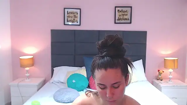 Snapshot of MadisonJenner chatting on 02/08/25, 03:21 MadisonJenner online show from 02/08/25, 03:21