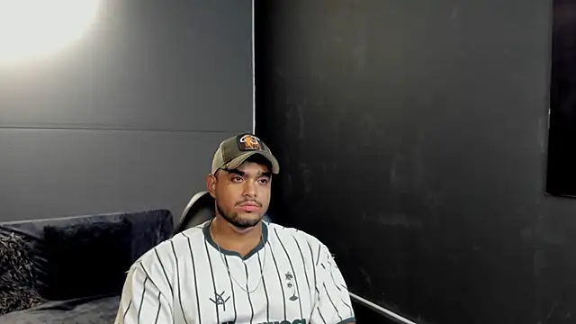 Snapshot of Big_furry_bear13 chatting on 11/08/25, 12:27 Big furry bear13 online show from 11/08/25, 12:27