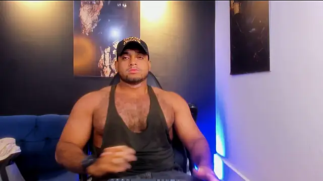 Snapshot of Big_furry_bear13 chatting on 11/23/25, 01:00 Big furry bear13 online show from 11/23/25, 01:00