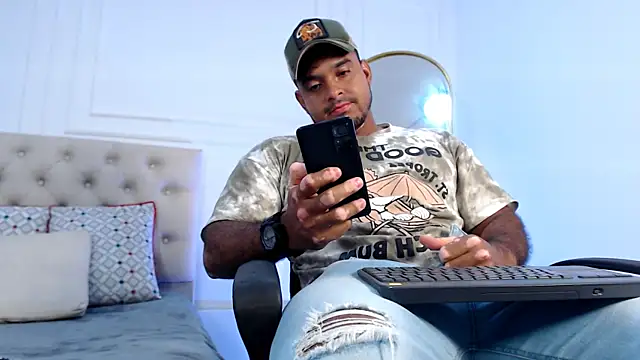 Snapshot of Big_furry_bear13 chatting on 01/10/26, 01:13 Big furry bear13 online show from 01/10/26, 01:13