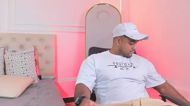 Snapshot of Big_furry_bear13 chatting on 01/13/26, 01:05 Big furry bear13 online show from 01/13/26, 01:05