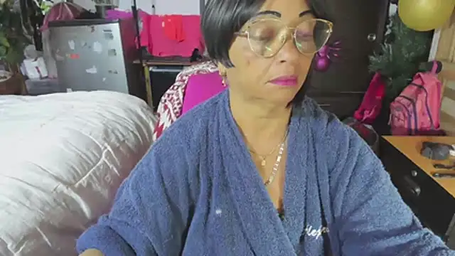 Snapshot of Mrs_mommy_ chatting on 11/16/25, 03:06 Mrs mommy online show from 11/16/25, 03:06