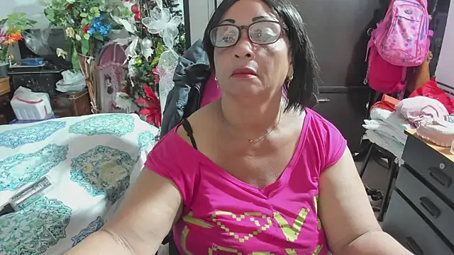 Snapshot of Mrs_mommy_ chatting on 12/21/25, 02:46 Mrs mommy online show from 12/21/25, 02:46