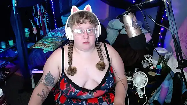 Snapshot of FatVeronica chatting on 01/27/25, 03:26 FatVeronica online show from 01/27/25, 03:26