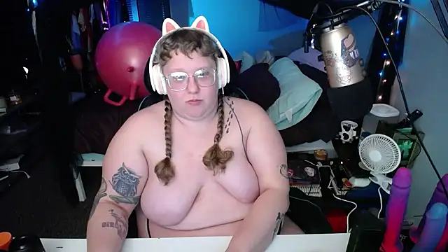 Snapshot of FatVeronica chatting on 03/23/25, 09:10 FatVeronica online show from 03/23/25, 09:10