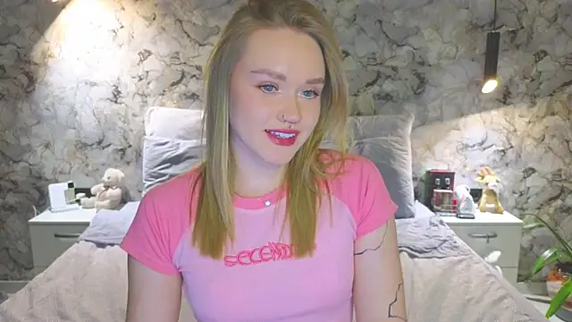 Aurora Golden1 online show from 11/06/25, 04:30