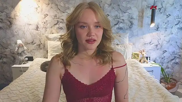 Snapshot of Aurora_Golden1 chatting on 07/04/26, 11:27 Aurora Golden1 online show from 07/04/26, 11:27