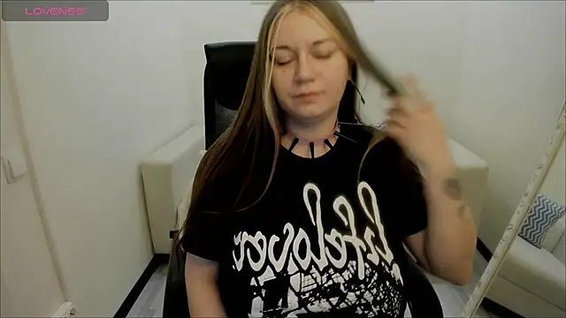 Snapshot of AlisaBacker chatting on 12/12/24, 03:37 AlisaBacker online show from 12/12/24, 03:37