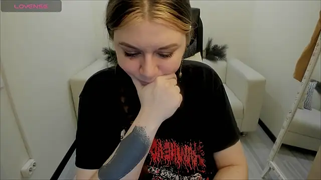 Snapshot of AlisaBacker chatting on 12/28/24, 02:22 AlisaBacker online show from 12/28/24, 02:22