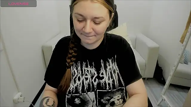 Snapshot of AlisaBacker chatting on 01/04/25, 01:42 AlisaBacker online show from 01/04/25, 01:42