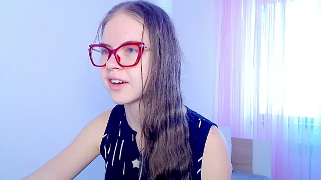 Snapshot of Sarah_HS chatting on 11/09/25, 04:11 Sarah HS online show from 11/09/25, 04:11