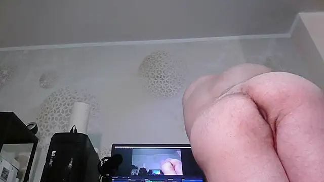 Snapshot of DickStaza chatting on 12/17/25, 01:06 DickStaza online show from 12/17/25, 01:06