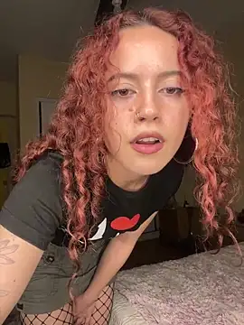 Snapshot of frikigyal chatting on 12/14/25, 12:05 frikigyal online show from 12/14/25, 12:05