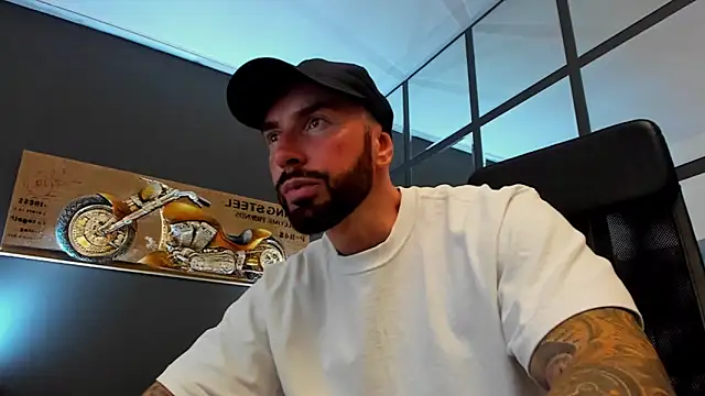 Snapshot of AronGrant chatting on 06/18/26, 09:14 AronGrant online show from 06/18/26, 09:14