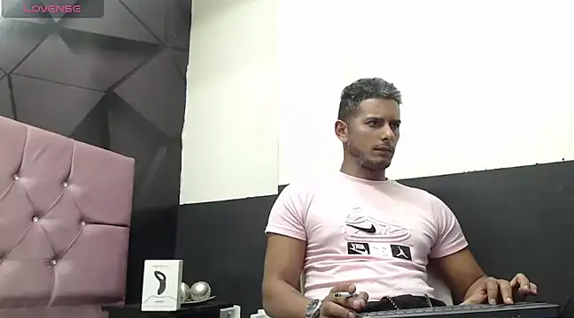 Snapshot of Chris_Dick23 chatting on 01/05/25, 10:43 Chris Dick23 online show from 01/05/25, 10:43