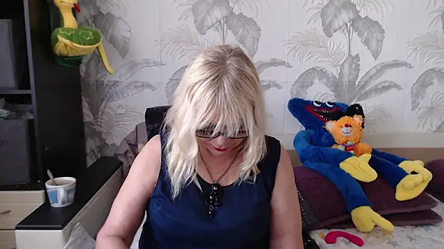 Snapshot of CamDiva113 chatting on 03/20/25, 12:00 CamDiva113 online show from 03/20/25, 12:00