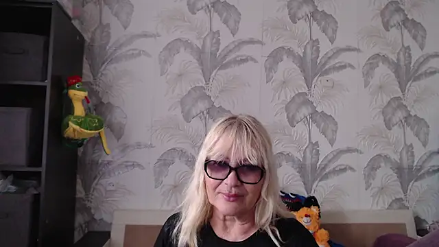 Snapshot of CamDiva113 chatting on 03/21/25, 01:01 CamDiva113 online show from 03/21/25, 01:01