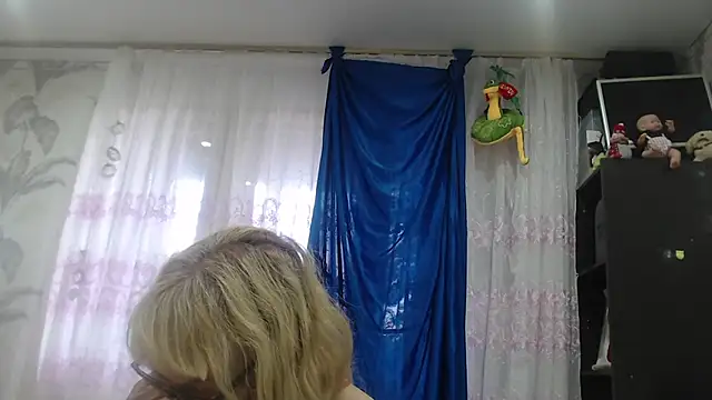 Snapshot of CamDiva113 chatting on 09/27/25, 12:10 CamDiva113 online show from 09/27/25, 12:10