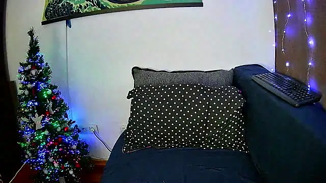 Snapshot of EmmaKrosss chatting on 12/14/24, 03:15 EmmaKrosss online show from 12/14/24, 03:15