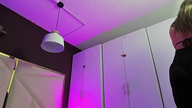 April bowie online show from 11/21/25, 11:31