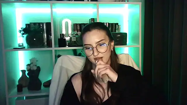 X Alisa online show from 04/18/26, 07:58